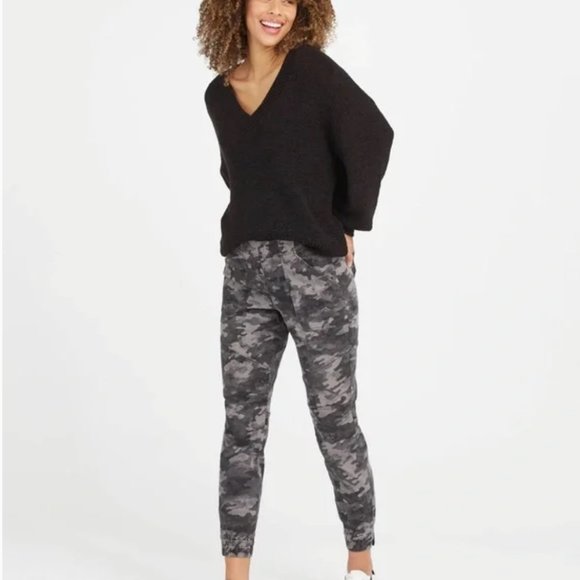 Spanx Pants - Stretch twill cargo jogger camo black pants